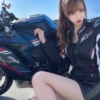 しゃがむ女子
