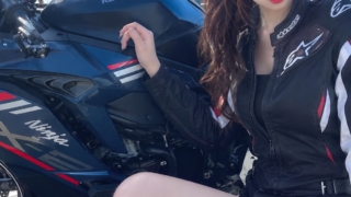 しゃがむ女子